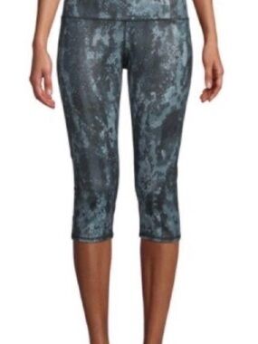 ALO Women’s Snakeskin print Capri Performance Leggings